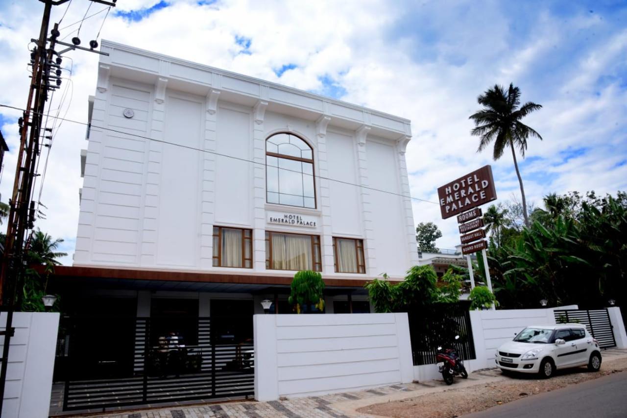 Hotel Emerald Palace Kottiyam Bagian luar foto