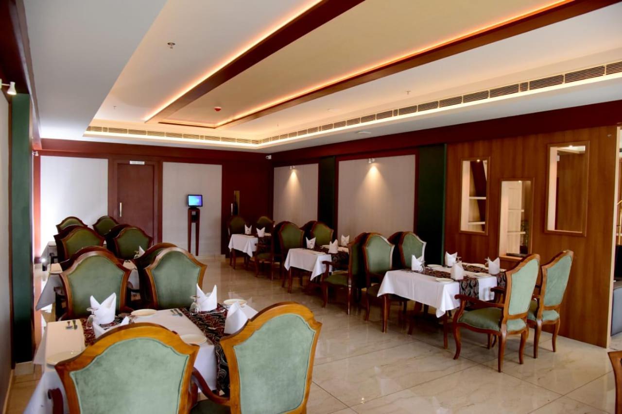 Hotel Emerald Palace Kottiyam Bagian luar foto