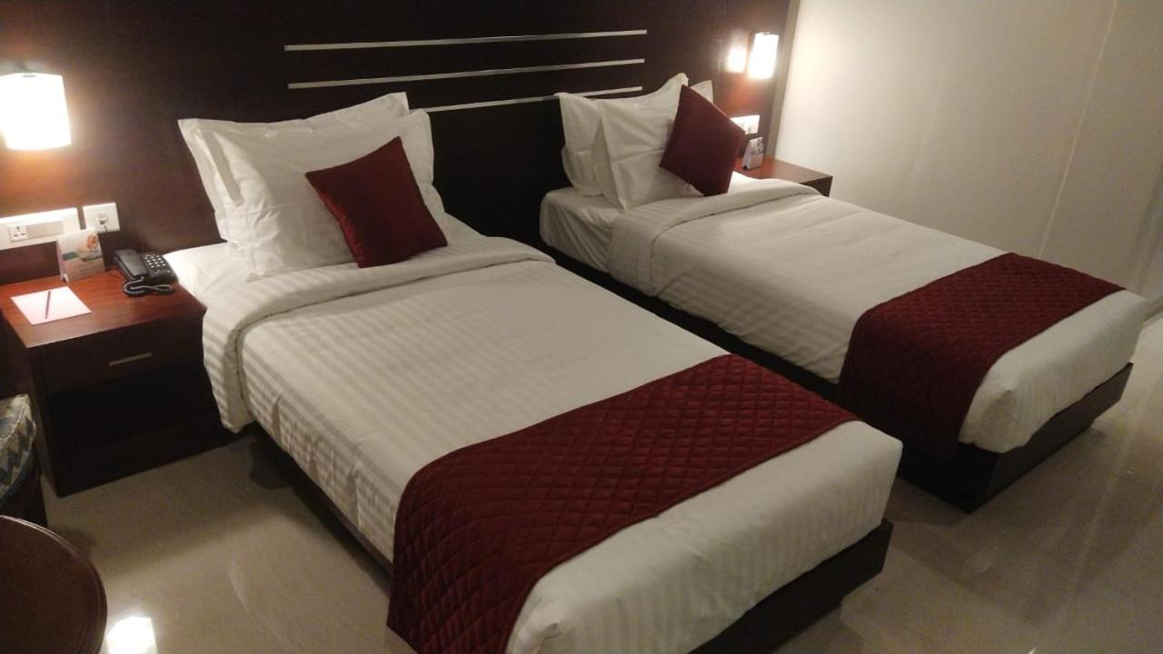 Hotel Emerald Palace Kottiyam Bagian luar foto